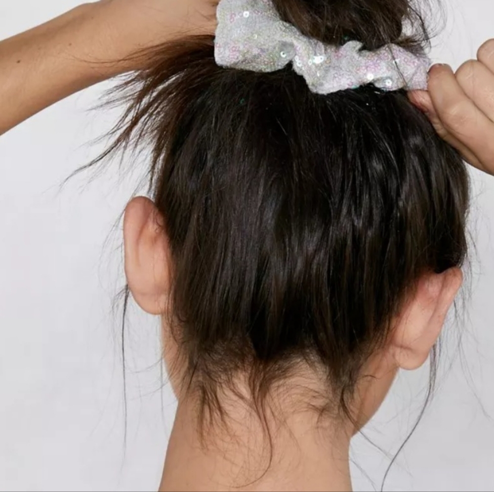 🍎 New 2 White Iridescent Sequin Scrunchies Sparkly Hair Tie Ponytail Holders